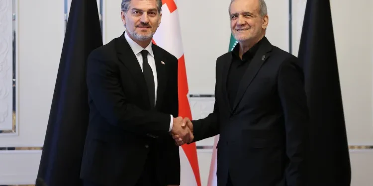 دیدار روسای جمهور ایران و گرجستان؛ پزشکیان: ایران در برابر هیچ زورگویی سر خم نخواهد کرد / میخائیل کاولاشویلی: همواره بر ضرورت برقراری صلح، احترام به حاکمیت ملی کشورها و حق مشروع ملتها برای دفاع از خود تأکید داشتیم؛ در قبال تحولات اخیر نیز بر همین اصول پایبند بودیم