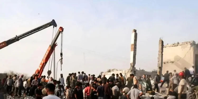 ببینید/ نمایی از مراسم تشییع شهدای تازه شناسایی شده مدرسه میناب