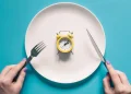 اگر ۲۴ ساعت غذا نخورید، چه اتفاقی برای قند خونتان می‌افتد؟