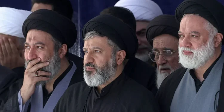 ببینید / حضور فرزندان رهبر شهید در شب دوم مراسم بزرگداشت رهبر شهید انقلاب در حرم امام رضا (ع)