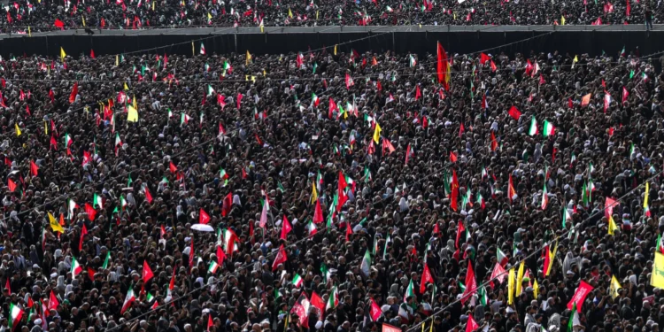 ببینید/ تصاویری دیگر از خیل جمعیت نمازگزاران در مصلی تهران