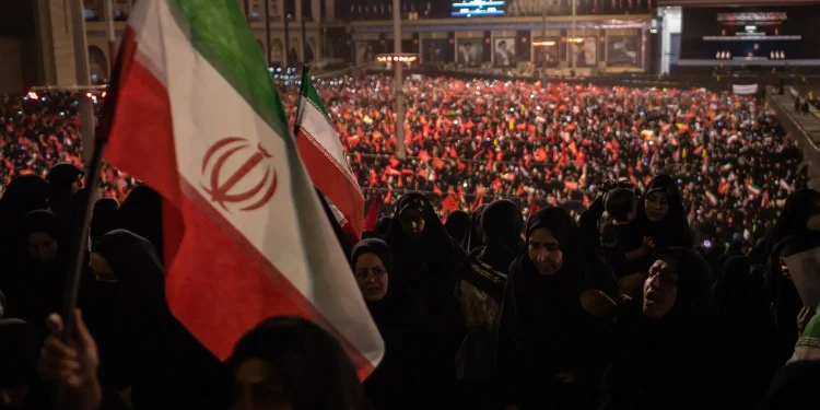 ستاد برگزاری مراسم تشییع: برنامۀ وداع با پیکر رهبر شهید انقلاب در مصلای تهران بهدلیل ازدحام جمعیت تا ساعت ۲۲ تمدید شد