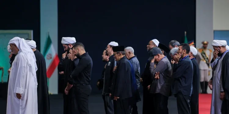 ببینید / ادای احترام هیئتی از حشدالشعبی عراق به پیکر رهبر شهید انقلاب