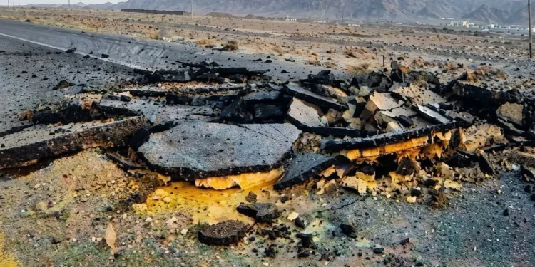 انفجار بمب جاده‌ای و انفجاری در مسیر ترانزیتی زاهدان ـ خاش / فرماندار زاهدان: در پی این اقدام خرابکارانه که بخشی از مسیر دچار آسیب شد