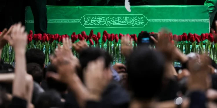 تصاویر/ مراسم وداع با پیکر رهبر شهید انقلاب در جوار حسینیه امام خمینی