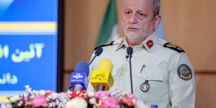سردار احمدی مقدم، رئیس دانشگاه عالی دفاع: احتمالاً کمیتههای فنی ایران و آمریکا، هفته آینده تشکیل جلسه دهند/ ما در ایران برگههایی داریم که هنوز فاش نکردهایم/ استراتژی «چشم در برابر چشم و دندان در برابر دندان» را مطرح کردهایم/ اگر پیمانشکنی ادامه یابد، تهران برای پاسخ و شلیک نهایی مجهز خواهد بود/ ایران در حال بررسی چگونگی پاسخگویی به نقض تفاهمنامه است