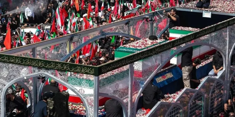 روزنامه اصولگرا: انتقام خون رهبر شهید تنها با ابزار نظامی محقق نمیشود، «حقوق» نیز سلاحی مؤثر در اختیار دولتها است/ پیگیری چنین پروندهای مستلزم هماهنگی میان مراجع حقوقی و دستگاه دیپلماسی نیز هست/ ممکن است که عدهای پیگیری حقوقی جنایات بینالمللی را بیثمر بپندارند که نادرست است
