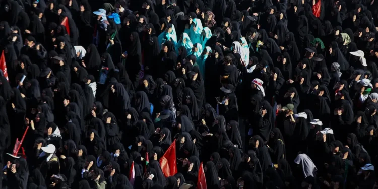 ببینید/ اتوبان شهید سلیمانی همچنان مملو از جمعیت عزادار است