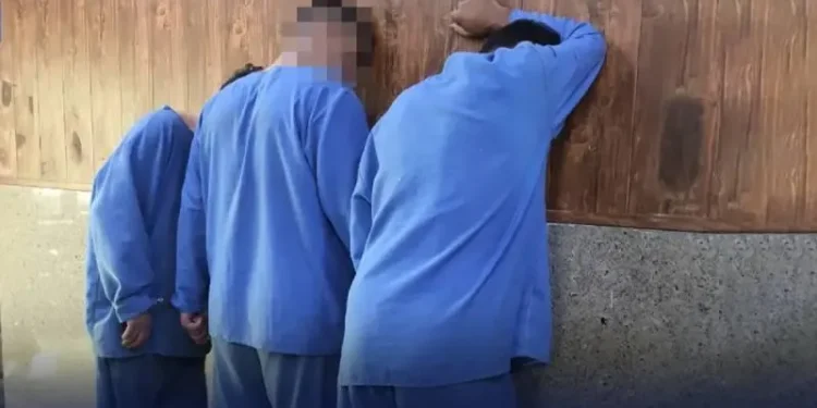 ماجرای اخاذی از دختران نوجوان لرستانی با انتشار عکسهای خصوصی / گردانندگان ناشناس این کانالها در ابتدا عکس پروفایل دختران یا عکسهایی را که در پیجهای عمومی منتشر میشد برمیداشتند اما کمکم کار به جایی رسید که عدهای از پیجهای شخصی هم برای آنها عکس ارسال میکردند / یک دختر نوجوان: احساس میکردم آبرویم در کل ایران رفته است