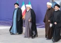 ببینید/ فیلم کامل اقامه نماز بر پیکر مطهر رهبر شهید توسط پسر ارشد ایشان