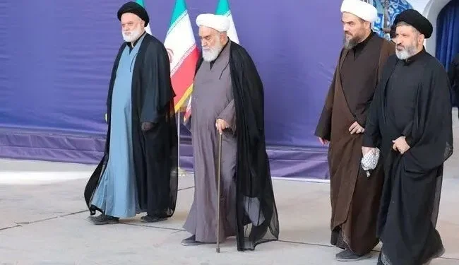 ببینید/ فیلم کامل اقامه نماز بر پیکر مطهر رهبر شهید توسط پسر ارشد ایشان