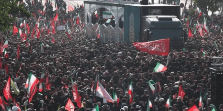 آغاز مراسم تشییع پیکر رهبر شهید و خانواده شهید ایشان