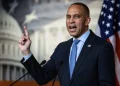 حکیم جفریز، رهبر اقلیت دموکرات در مجلس نمایندگان آمریکا: با قاطعیت با بودجه بی‌پروا جمهوری‌خواهان برای جنگ علیه ایران مخالفت می‌کنم، [زیرا] ده‌ها میلیارد دلار دیگر را صرف عملیات «شکست حماسی» می‌کند