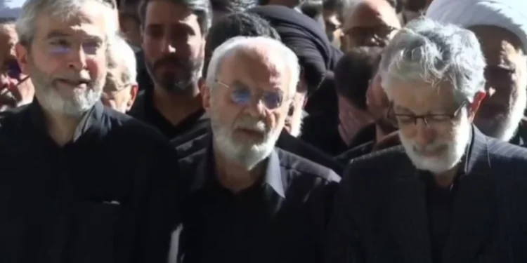 ببینید/ گریه‌ حداد عادل هنگام اعلام اقامه نماز بر پیکر‌ دختر شهید خود