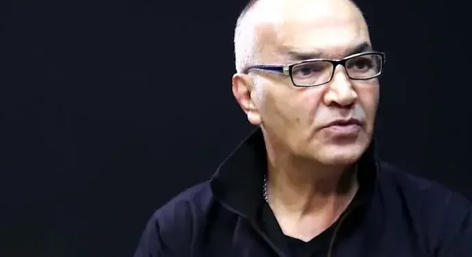 همه چیز را به مسخره بازی تبدیل نکنیم/ رجبی: فیروز کریمی مراقب ادبیاتش باشد