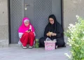 خانواده هایی که در انتظار ستاره شدن دخترشان هستند/ خارج از میدان، زیر آفتاب سوزان به امید یک مدال(عکس)