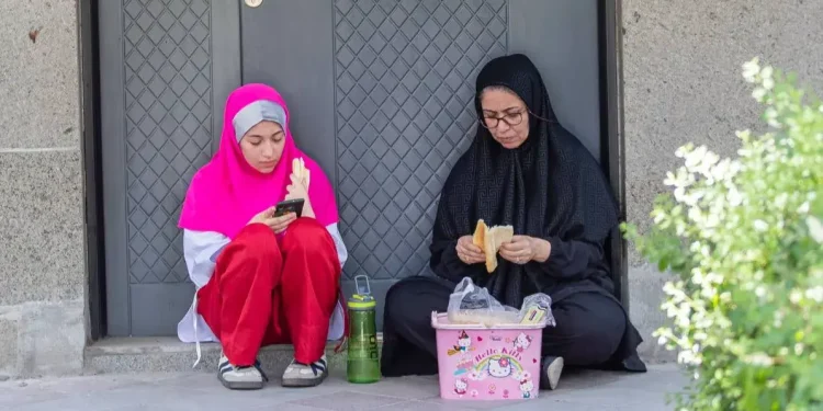 خانواده هایی که در انتظار ستاره شدن دخترشان هستند/ خارج از میدان، زیر آفتاب سوزان به امید یک مدال(عکس)