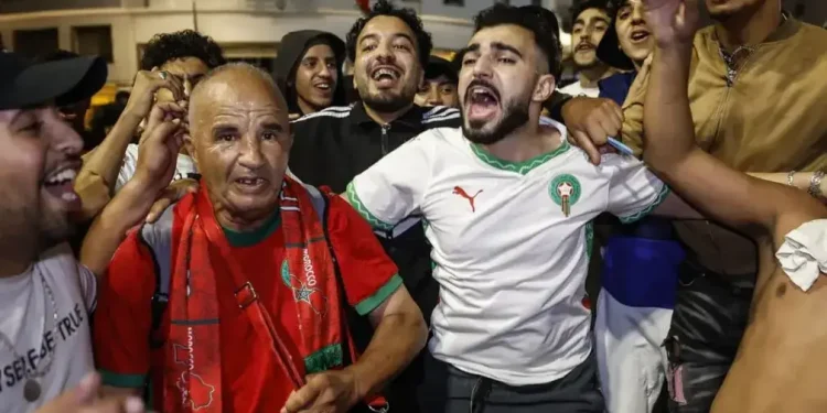 او زیر ضربات ۳۵ نفر، بیهوش شد/ ضربوشتم نوجوان الجزایری از سوی مراکشیها!