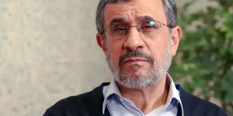 حضور محمود احمدی‌نژاد در سفارت قطر (عکس)
