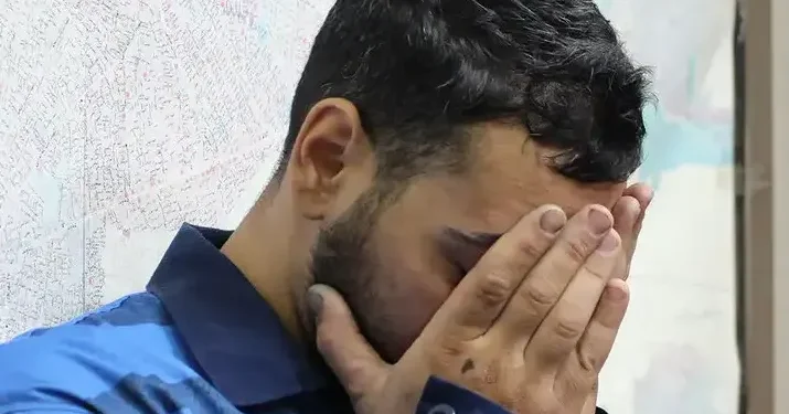 ببینید / سرقت خشن دزد بی‌رحم از یک زن جلوی چشم دخترش
