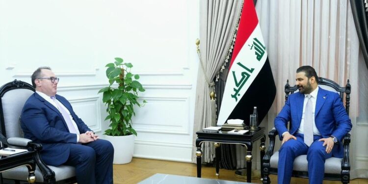 تأکید بر گسترش روابط و تقویت امنیت منطقه‌ای در دیدار نخست‌وزیر عراق و سرپرست سفارت امریکا