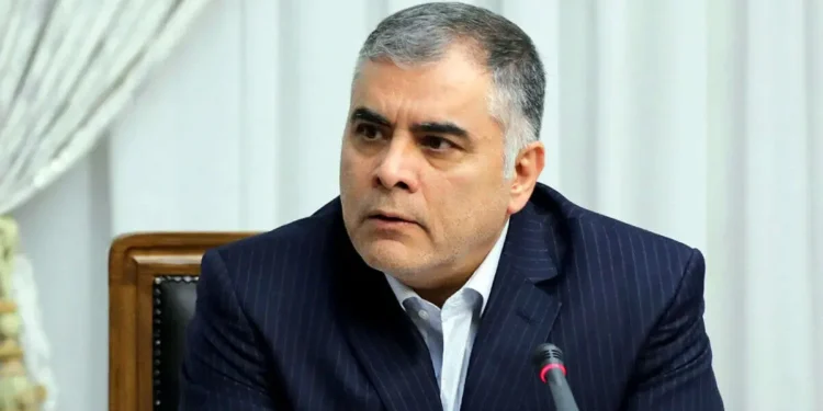 وزیر نفت: تصمیم قطعی درباره نرخ بنزین گرفته نشده؛ طرح‌ها هنوز در مرحله بررسی کارشناسی قرار دارند/ به دنبال این هستیم که ناترازی بین تولید و مصرف بنزین، رفع شود/ پیش از اجرایی شدن هر تصمیمی، مردم در جریان آن قرار خواهند گرفت