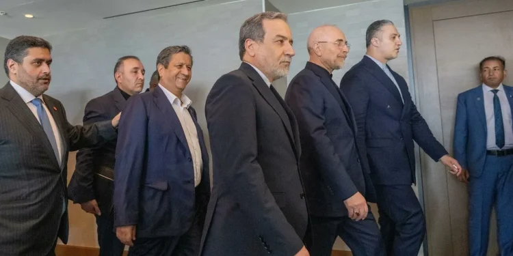 قطر و پاکستان نسبت به اینکه مذاکرات میان ایران و آمریکا «به زودی» از سر گرفته شود، به صورت محتاطانه خوش‌بین و امیدوار هستند/ میانجی‌ها انتظار دارند تا پایان هفته جاری، نشانه‌های مثبتی درباره شروع دوباره مذاکرات ظاهر شود/ واشنگتن و تهران از طریق میانجی‌ها در حال تبادل پیام هستند تا برای پایان دادن به درگیری‌ها به مدت دو هفته و آغاز مجدد گفت‌وگوها، به تفاهم برسند