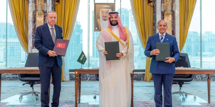 سفیر سابق امریکا در عراق:توافقنامه دفاع مشترک عربستان، ترکیه و پاکستان نشان دهنده کاهش اعتماد به امریکاست