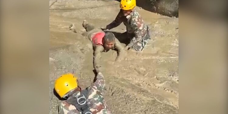 نپال: ارتش صدها نفر را نجات داد، جامعه مهاجران سوگوار جانباختگان