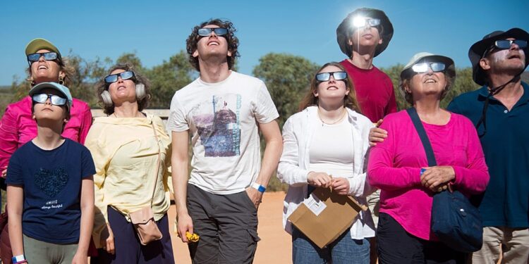 اروپا برای عینک خورشیدگرفتگی می‌شتابد؛ کاهش تولید برق خورشیدی در راه است
