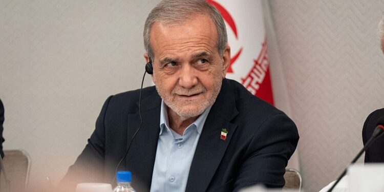 پزشکیان: خودشان هم تعجب می‌کنند که چرا ما سقوط نکرده‌ایم