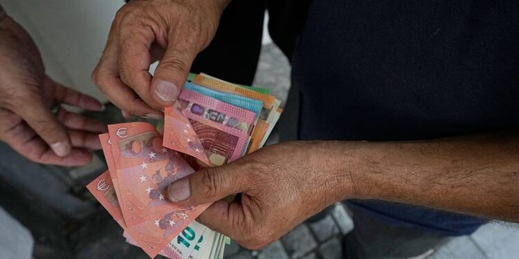 شب هشدار پزشکیان، روز رکوردشکنی دلار و یورو؛ ریال تا کجا دوام می‌آورد؟