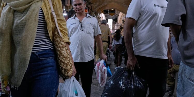 بررسی‌های نایاک: دولت ترامپ با همکاری جمهوری اسلامی ایرانیان را از آمریکا اخراج کرد