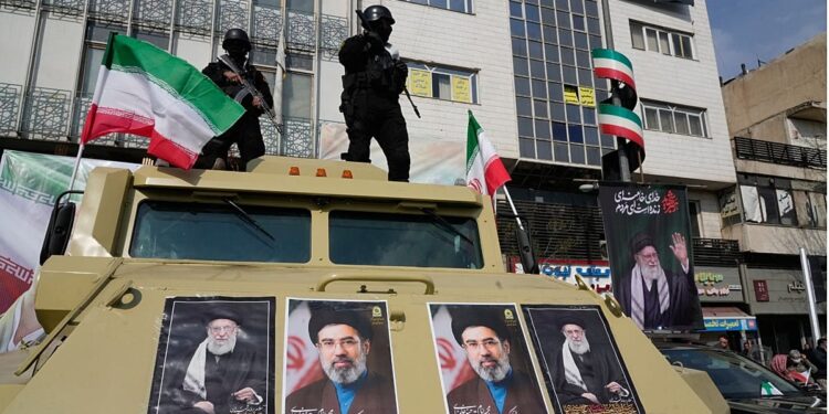 تحلیل روزنامه سوئیسی از پایان «جمهوری عمامه‌به‌سرها»؛ احکام مجتبی خامنه‌ای چگونه بر سلطه سپاه مهر تائید زد؟