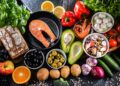 هر هفته یک خوراکی «معجزه» یا «سم» میشود؛ چرا توصیههای تغذیهای مدام تغییر میکنند؟