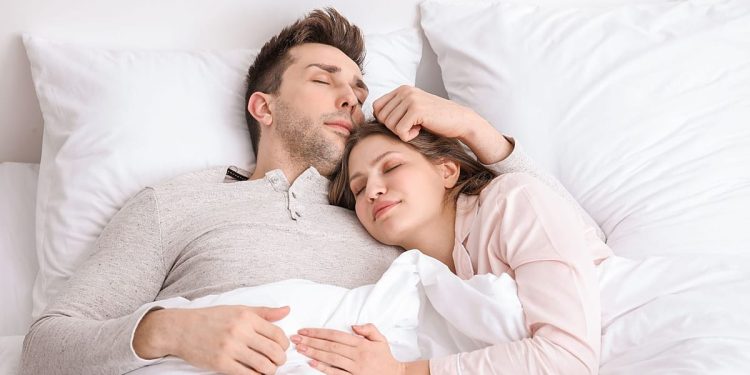ملاتونین یا منیزیم؛ کدام مکمل واقعا به خواب بهتر کمک میکند؟