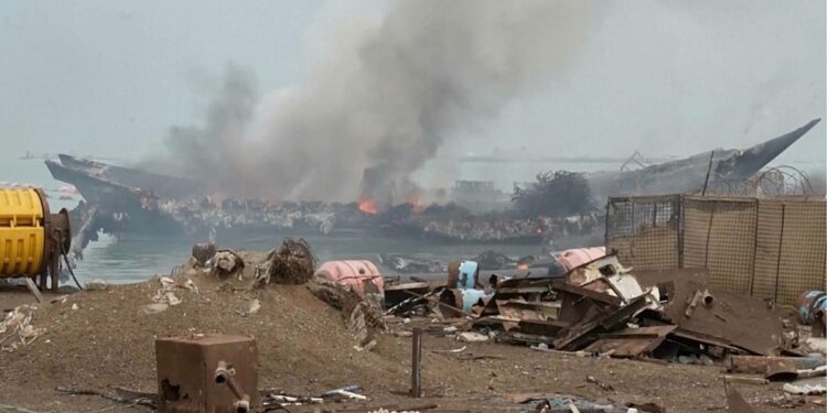 انتشار تصاویری تازه از خسارات حمله حوثی‌ها به بندر مهم مخا؛ دولت یمن از پاسخ «سخت و شدید» سخن گفت