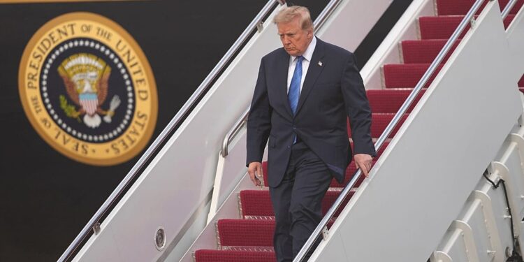 پیروز نهایی جنگ با ایران کیست؟ نیویورک‌تایمز: ترامپ میان نبرد تمام‌عیار و صلح واقعی گیر افتاده است