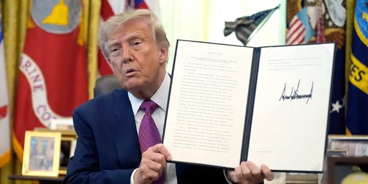 ترامپ فرمان اجرایی تغییر نام «دریاچه اناریو» به «دریاچه آمریکا» را صادر کرد