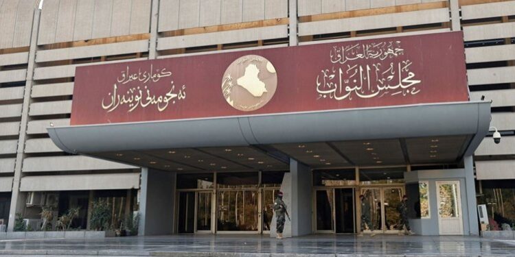 احضار فرماندهان نظامی به پارلمان عراق در ارتباط با حملات به مقرهای الحشدالشعبی