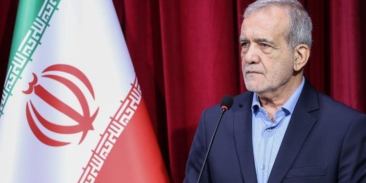 رئیس جمهور ایران: باید بکوشیم دشمن به آنچه امضا کرده، پایبند بماند