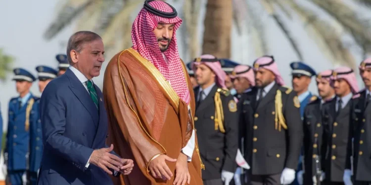 استقبال بن سلمان از نخست وزیر و فرمانده ارتش پاکستان