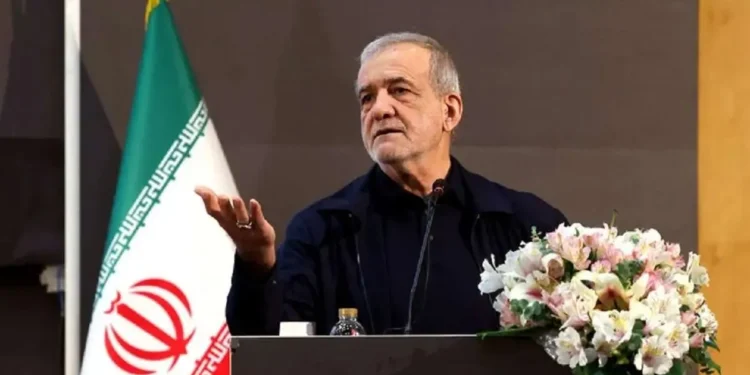 پزشکیان: ۴۷ سال است که می‌خواهیم درست کار کنیم، ولی می‌گویند الان وقتش نیست‌/ هیچ وقت نمی‌گویند تو جلوی کسی که [پول] خورده را گرفتی؛ بلکه می‌گویند تو فلانی را که حزب‌اللهی بود، برداشتی