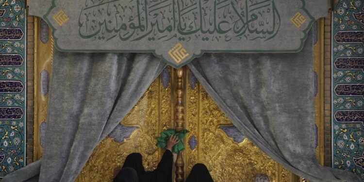 آغاز برنامههای هفته بینالمللی صادقین در حرم مطهر علوی
