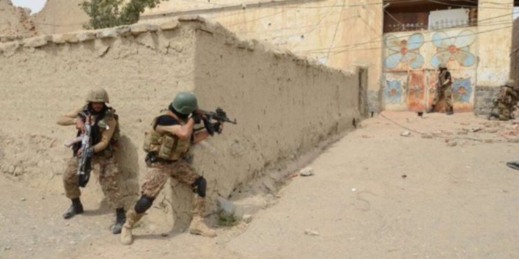 کشته شدن یک افسر ارتش و 5 فرد مسلح در پاکستان