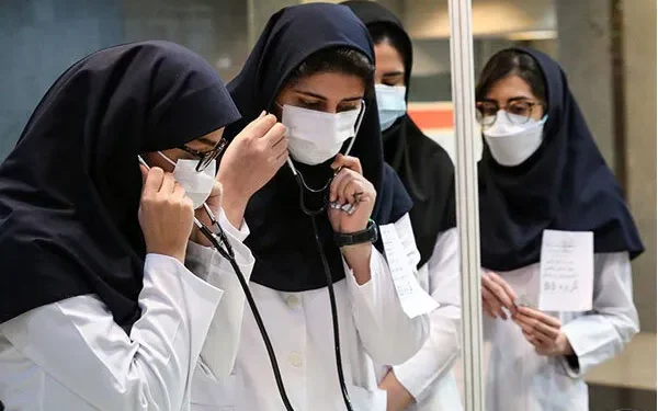 معاون وزارت بهداشت: دانشکده‌های علوم پزشکی که بیش از دو برابر ظرفیت خود دانشجو گرفته‌اند، شبیه به خودرو‌های قاچاق انسان هستند که وقتی در آن‌ها باز می‌شود، جمعیت فوران می‌کند/ در برخی کلاس‌های بالینی دانشگاه‌ها به دلیل کمبود امکانات، طرح زوج و فرد اجرا شده