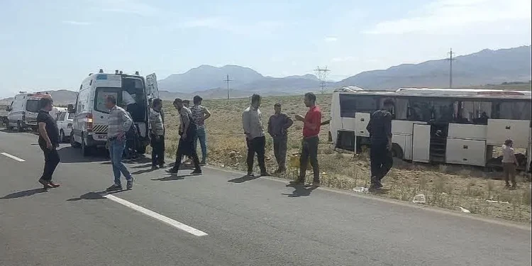 اورژانس: برخورد یک دستگاه اتوبوس با گاردریل در محور بجنورد- آشخانه، ۱۱ مصدوم بر جای گذاشت/ پلیس: خواب آلودگی راننده علت این حادثه بود