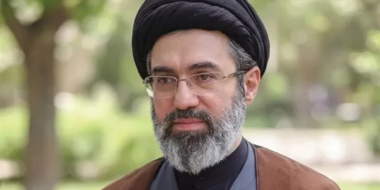 قاطعانه اعلام میکنم ارتکاب هرآنچه به ضرر انسجام اجتماعی باشد، ممنوع است / بیتردید هر سخن ناامیدکننده و تضعیفکنندهی انگیزههای ملّی و عمومی و هر نوع دوگانهسازی موهوم از قبیل جنگ یا مذاکره، وفاق یا تندروی، سازش یا جنگطلبی که در گذشته خسارتهایی وارد ساخته، از این پس هم میتواند همان تأثیر را بهجا بگذارد / گاه بیان صادقانه ضعفهای خود در وقتی که دشمن به روحیّه نیاز دارد، کمک بزرگی به او است