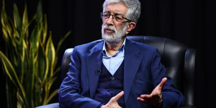 حداد عادل: یک عده در میادین یک نوشته می‌نویسند و سعی می‌کنند جلوی دوربین بگیرند که مذاکره خیانت است / [رهبری] می‌گویند این غلط است؛ این دوگانه موهوم است / حرف [رهبری] این است که هم مذاکره در جای خودش لازم است و هم برای جنگ آماده باشیم