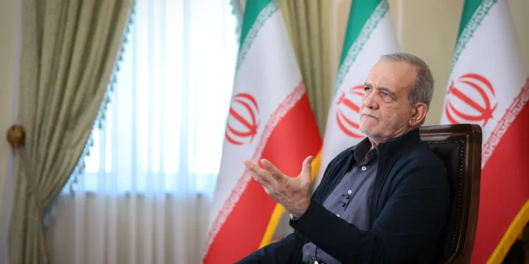 پزشکیان: در شورای امنیت ۱۲ یا ۱۳ نفر حق رأی داشتند و ۱۲ نفر صحبت کردند و از موضع ما [درخصوص توافق] دفاع کردند / نه‌تنها مخالفتی نبود، بلکه فرماندهان درباره ضرورت این تصمیم توجیح می‌کردند /عده‌ای می‌گفتند فلانی در آن جلسه تهدید کرده و دیگران را وادار به پذیرش توافق کرده است؛ مگر آن فرماندهان از تهدید من می‌ترسند؟ آیا اگر من تهدید کنم، برخلاف نظر رهبر معظم انقلاب به طرف من می‌آیند؟